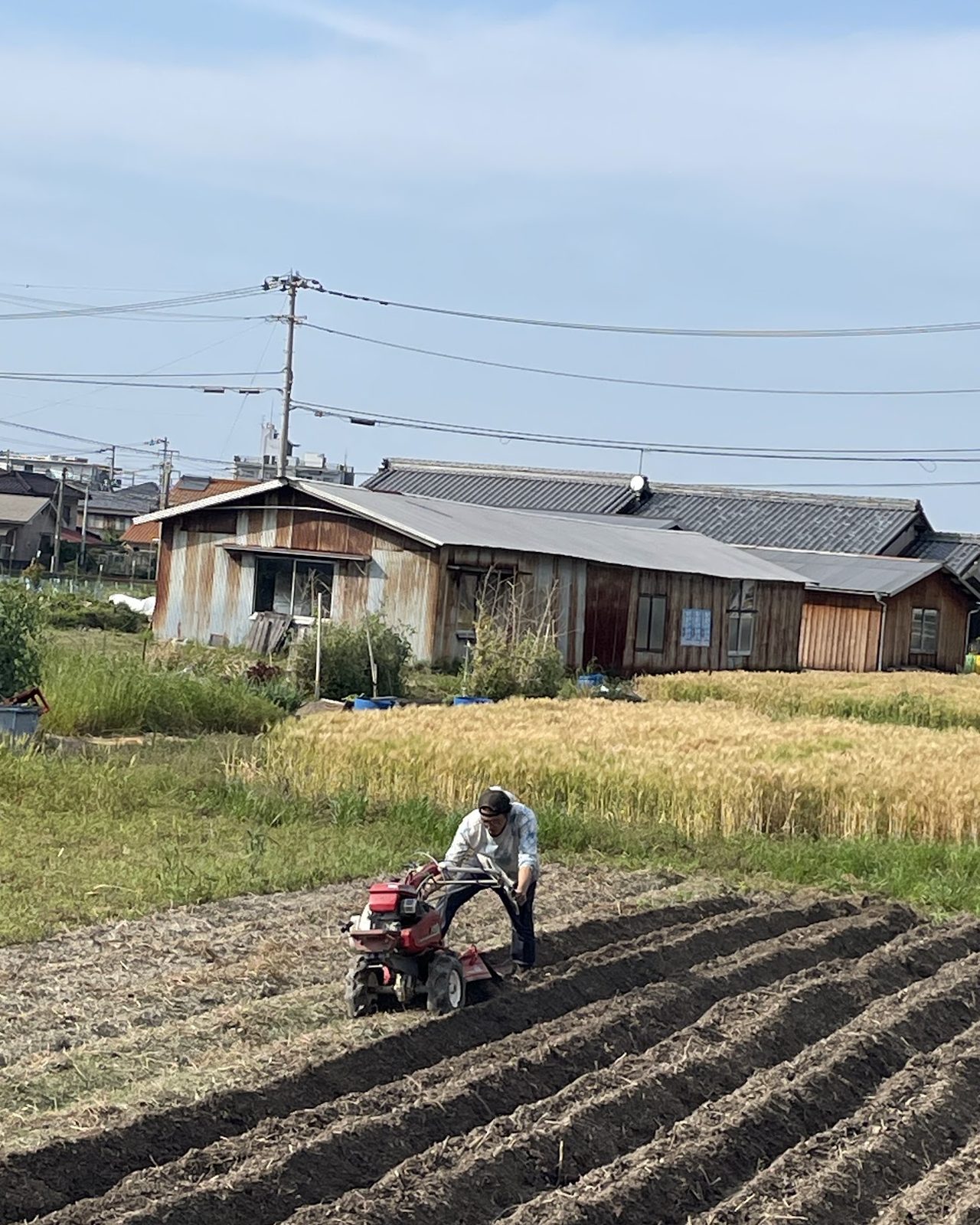耕したばかりの畑と、その向こうに並ぶ集落の家