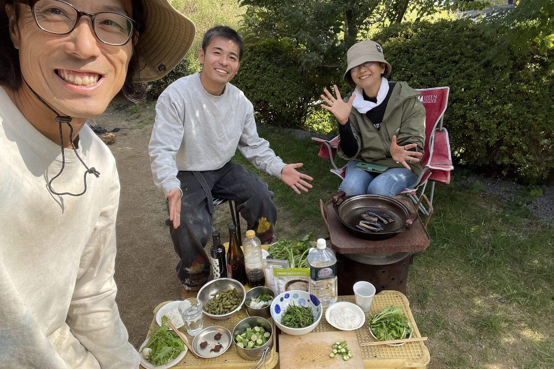 収穫した野菜を並べた、屋外での食卓