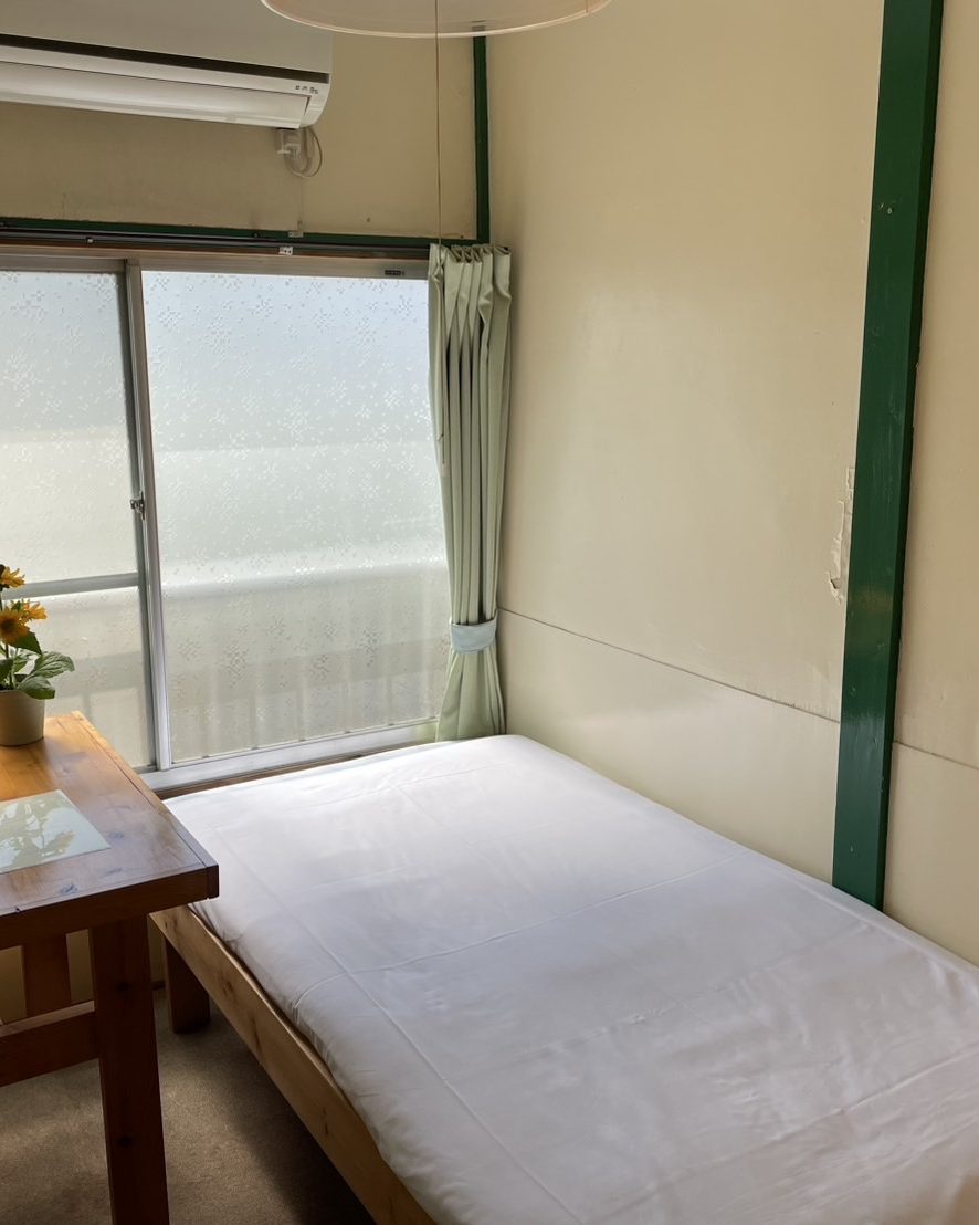 窓際に机を置いた、滞在する部屋