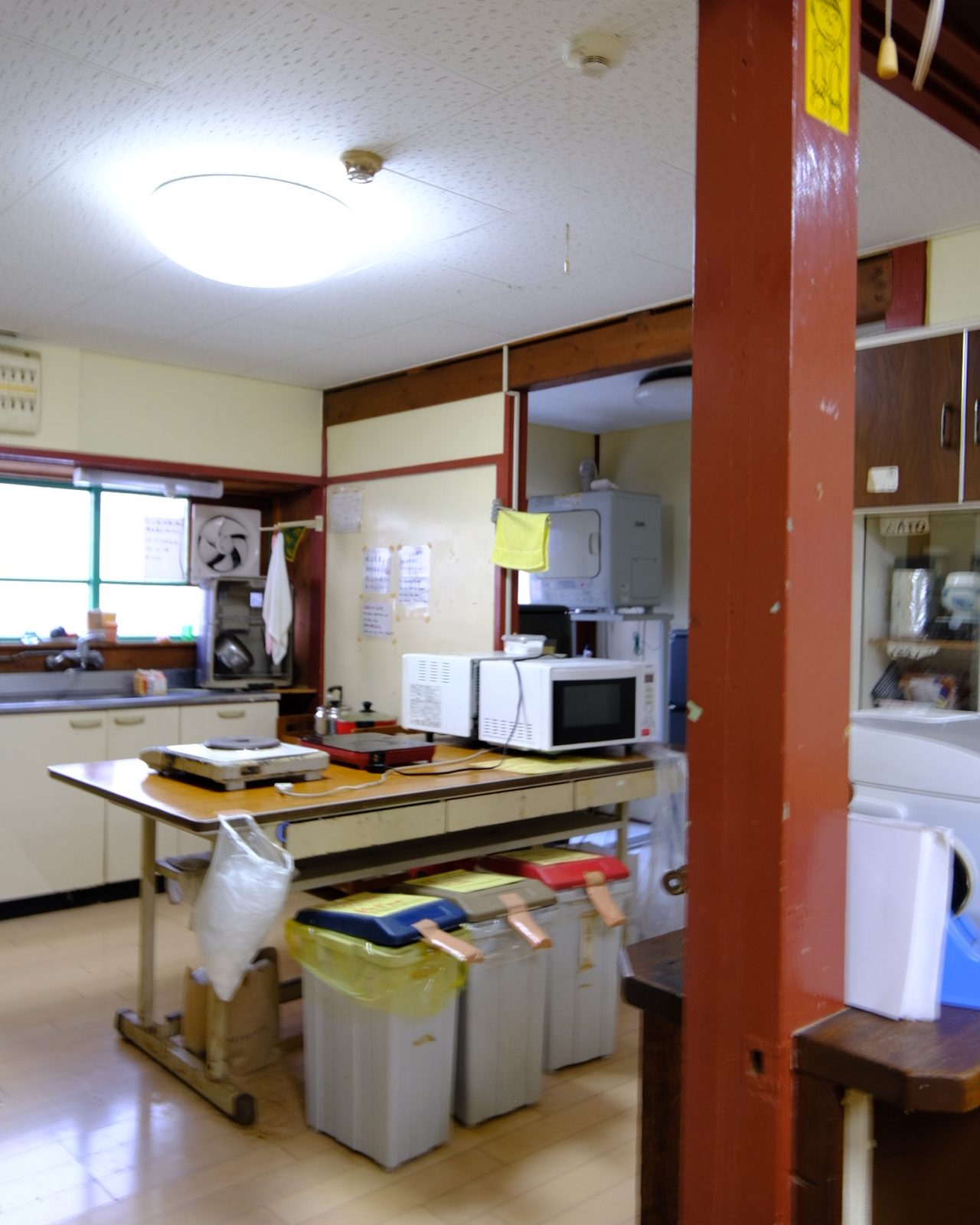 電子レンジと作業台のある、共用のキッチン