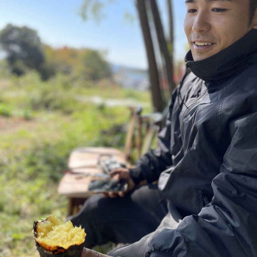 焼き芋を食べる滞在者